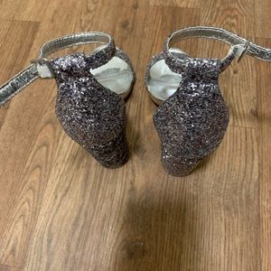 Hello everyone I’m selling these heels!